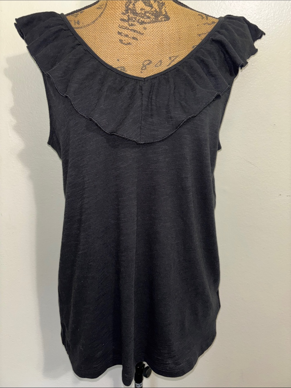 GAP Sz S Black Ruffle Scoop Semi Vneck Neck Sleeveless Women’s Top